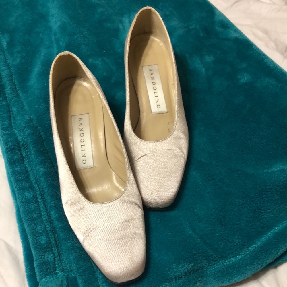 Bandolino silk silver pumps size 9 1/2 medium